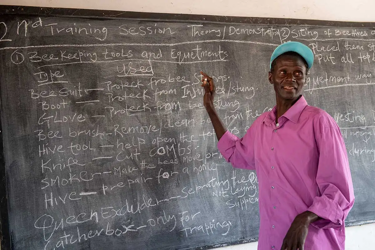 Der Imker Keita Jawo schult die Frauen in der Bienenhaltung